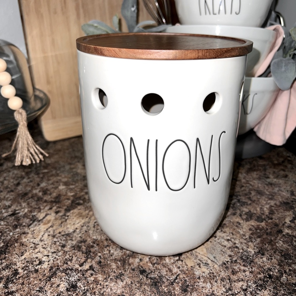 NWT Rae Dunn Onion Cellar